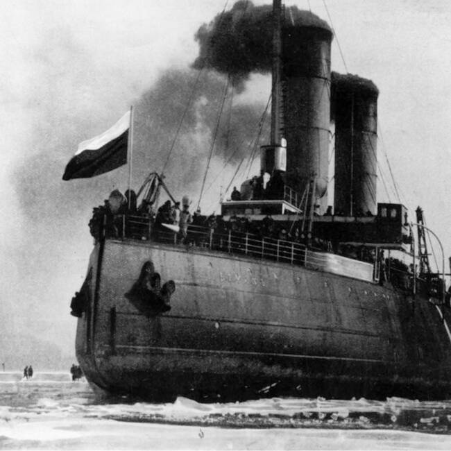 Eisbrecher Jermak mit der alten Flagge der russischen Handelsflotte (Trikolore)