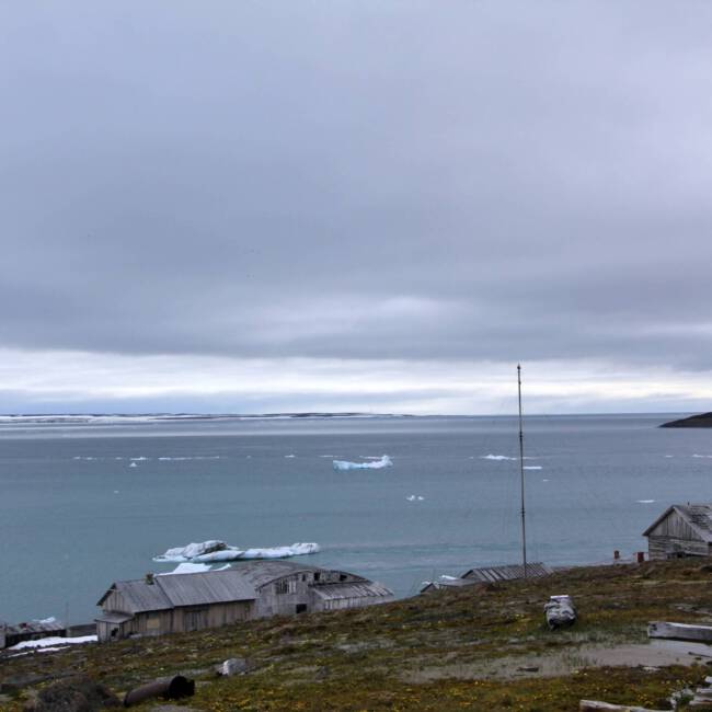Die aufgegebene Polarstation Buchta Tichaja heute