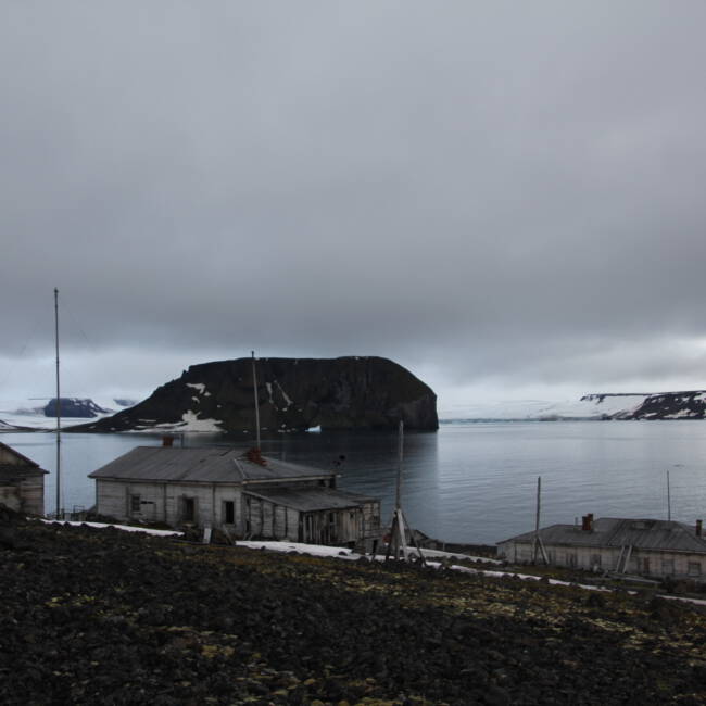 Polarstation Buchta Tichaja mit Blick auf den Vogelfelsen Skala Rubini, nach 2010