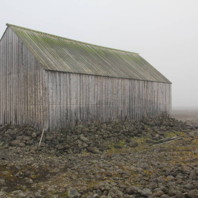 Das Haus der Smith-Expedition von 1880 mehr als 100 Jahre später auf der Bell-Insel